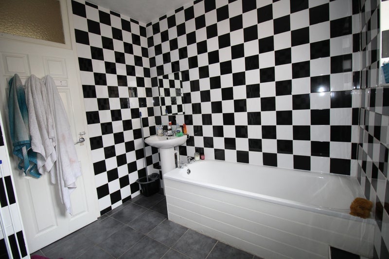 Room Kings Avenue in Greater London