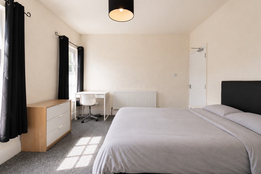 Room Hollis Road in Coventry