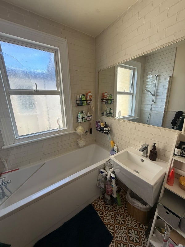 Room Leighton Road in Greater London