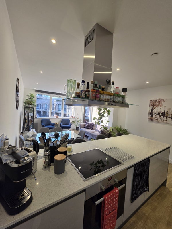 Room Surrey Quays Road in Greater London