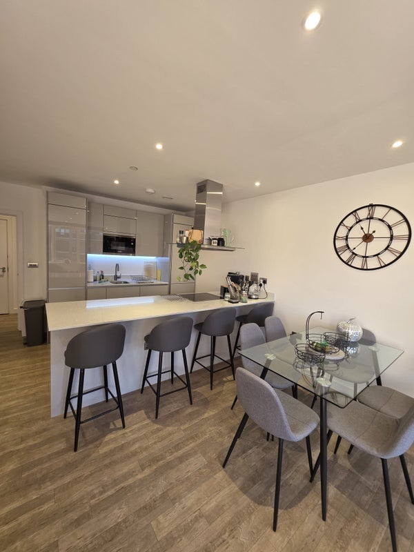 Room Surrey Quays Road in Greater London