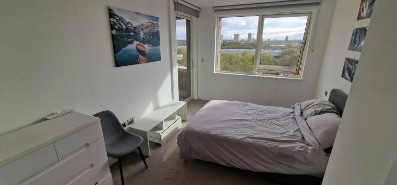 Room Surrey Quays Road in Greater London