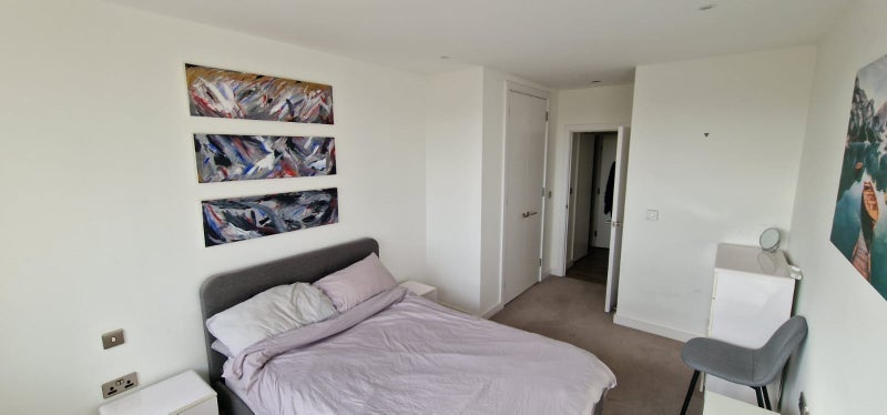 Room Surrey Quays Road in Greater London