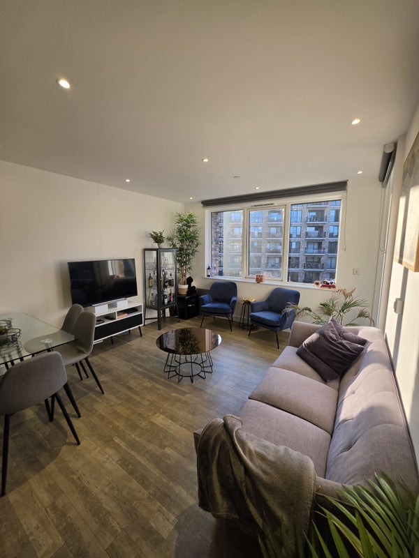 Room Surrey Quays Road in Greater London