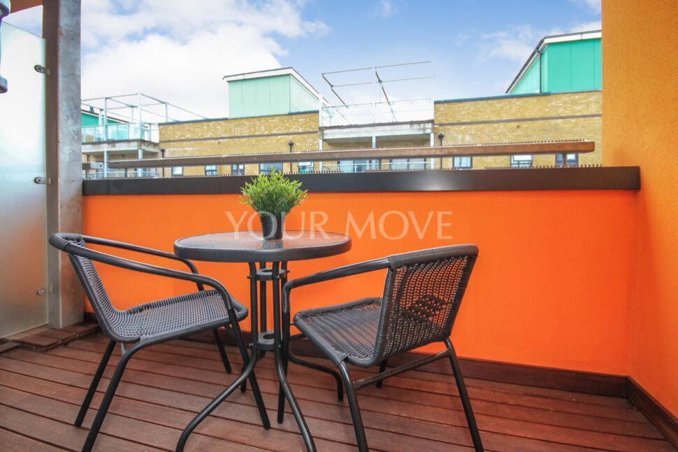 Flat Bournerbook Grove in Greater London