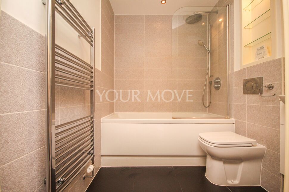 Flat Bournerbook Grove in Greater London