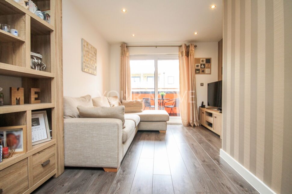Flat Bournerbook Grove in Greater London