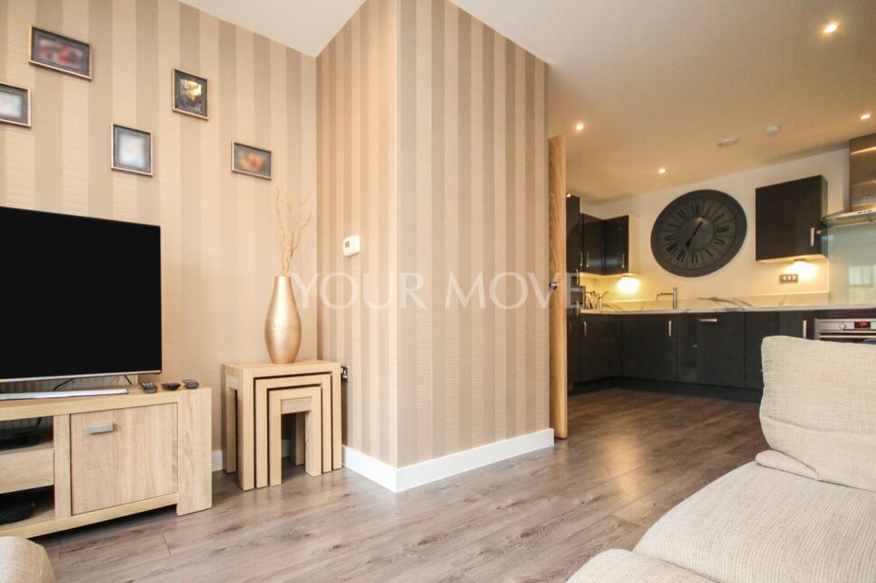 Flat Bournerbook Grove in Greater London