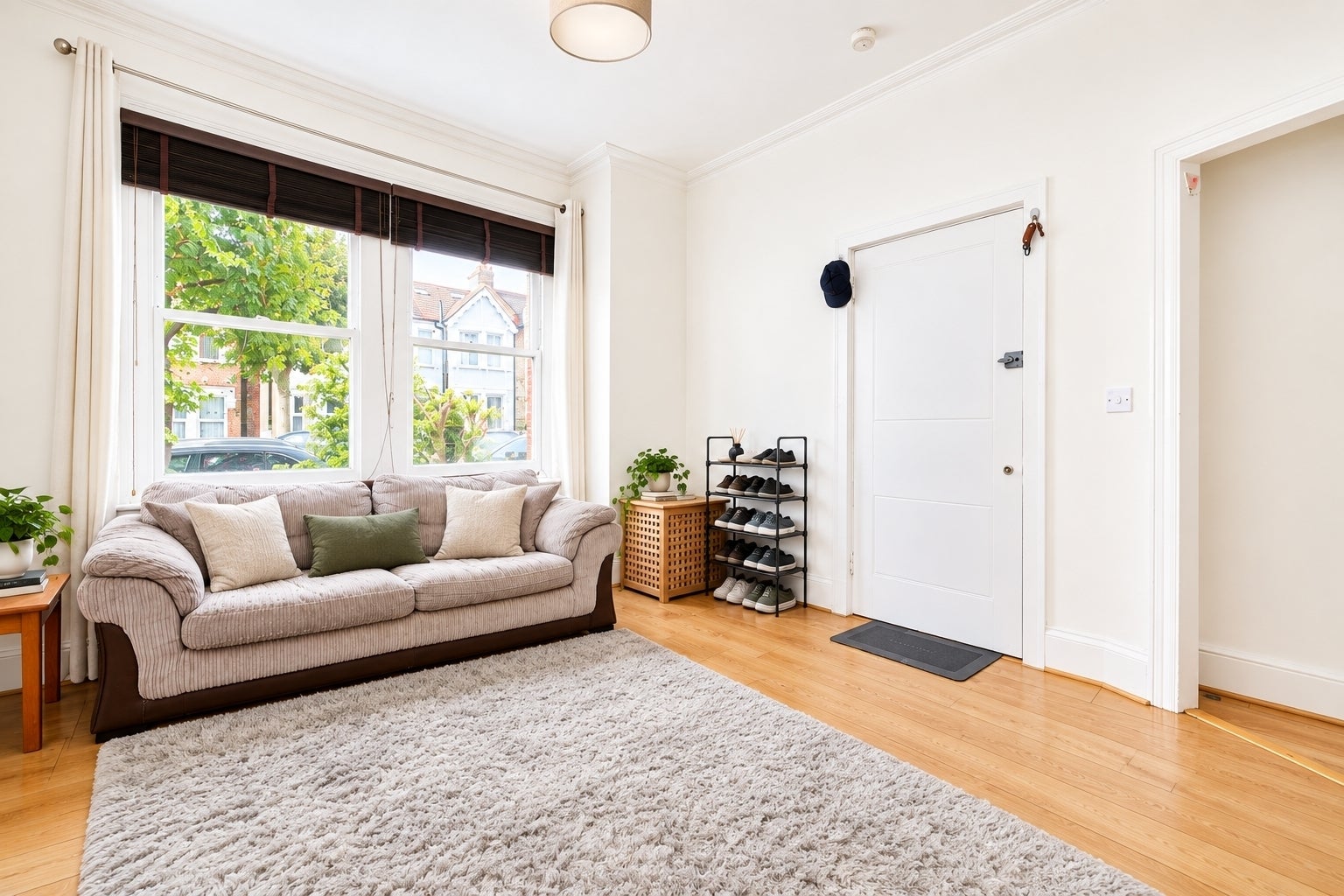 Flat Eastwood Street in Greater London