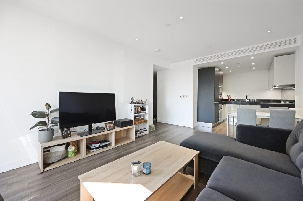 Flat Alie Street in Greater London