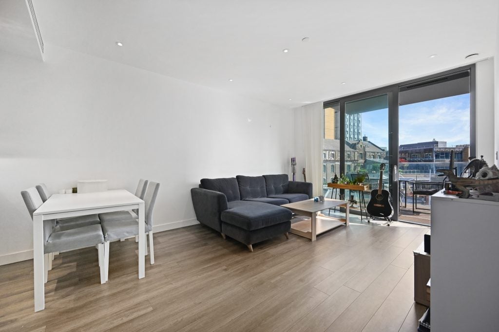 Flat Alie Street in Greater London