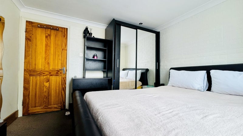 Room First Avenue in Greater London