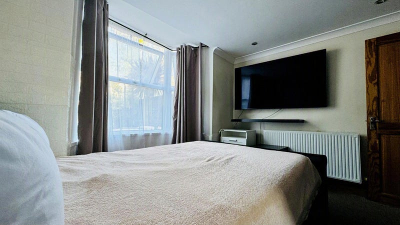 Room First Avenue in Greater London