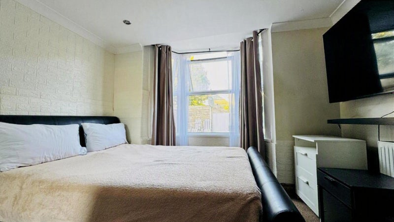 Room First Avenue in Greater London