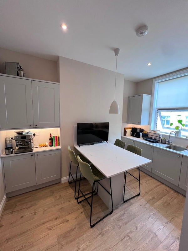 Room Offley Road in Greater London