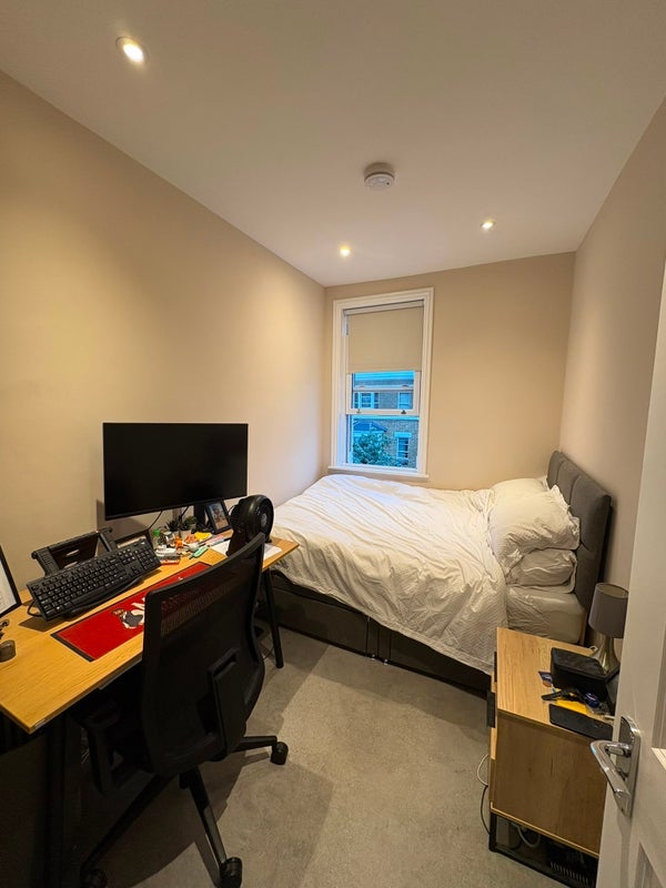 Room Offley Road in Greater London