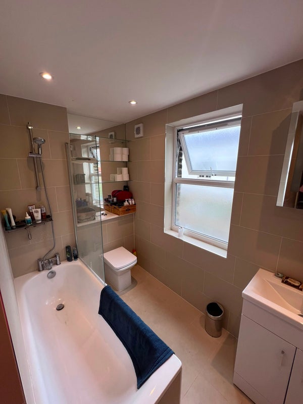 Room Offley Road in Greater London
