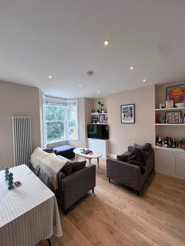 Room Offley Road in Greater London
