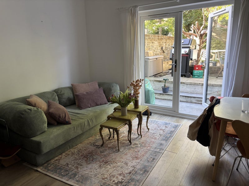 Flat Lordship Park in Greater London