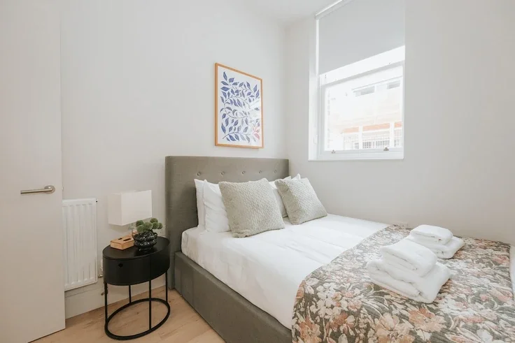 Flat Clapham High Street in Greater London
