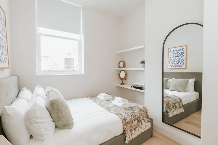 Flat Clapham High Street in Greater London