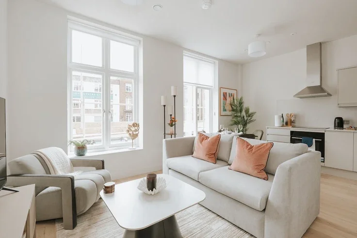 Flat Clapham High Street in Greater London