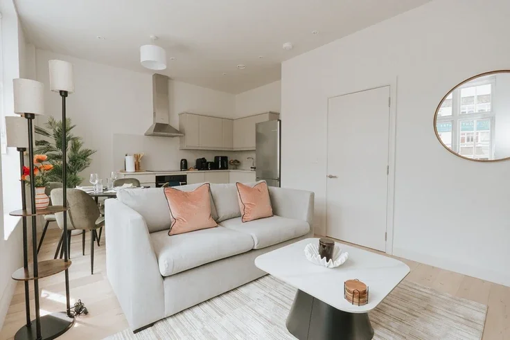 Flat Clapham High Street in Greater London