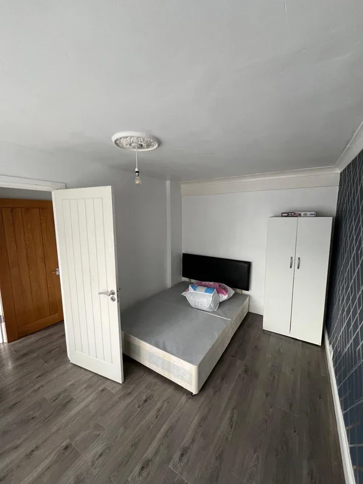 Room Albany Park Avenue in Greater London