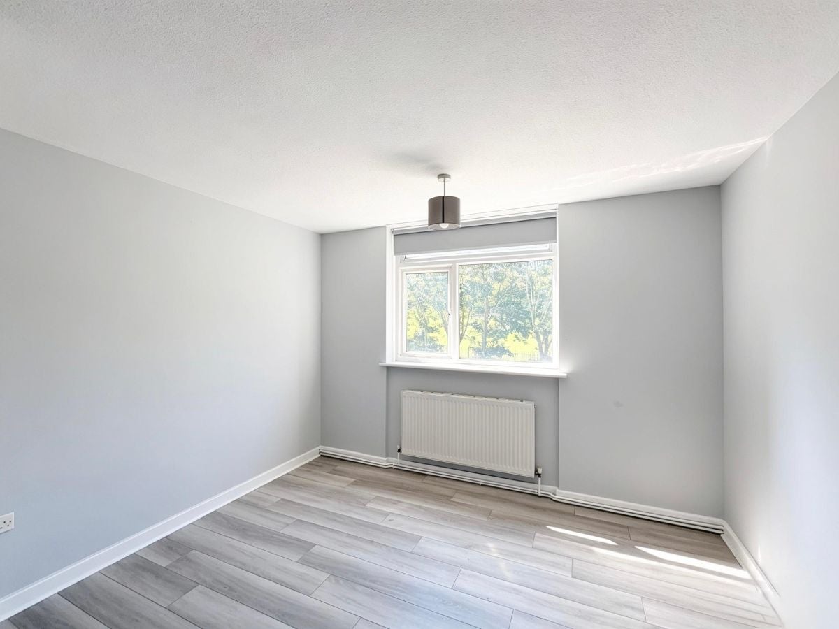 Flat Burnell Walk in Brentwood