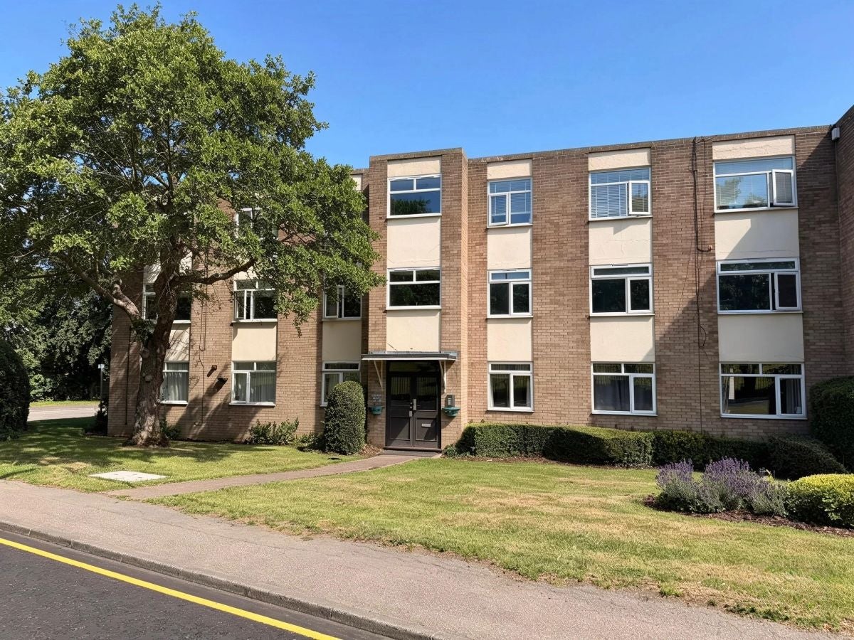Flat Burnell Walk in Brentwood