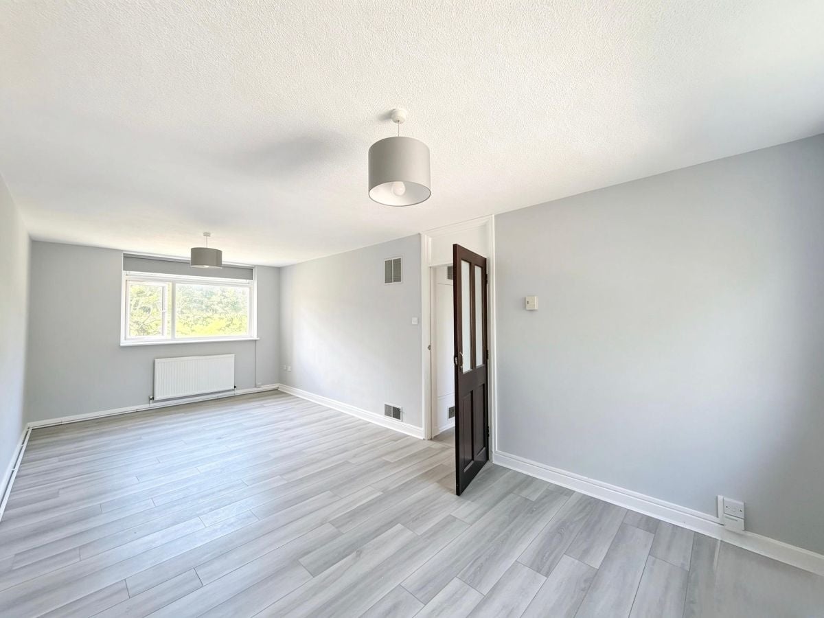 Flat Burnell Walk in Brentwood