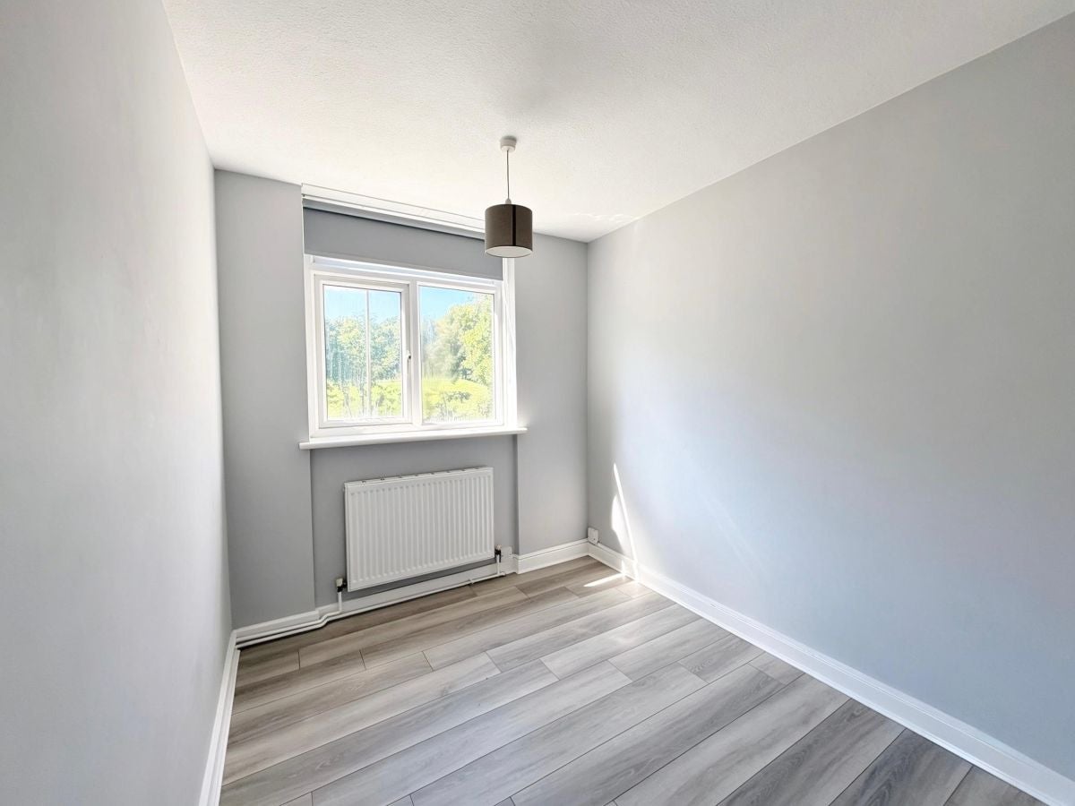 Flat Burnell Walk in Brentwood