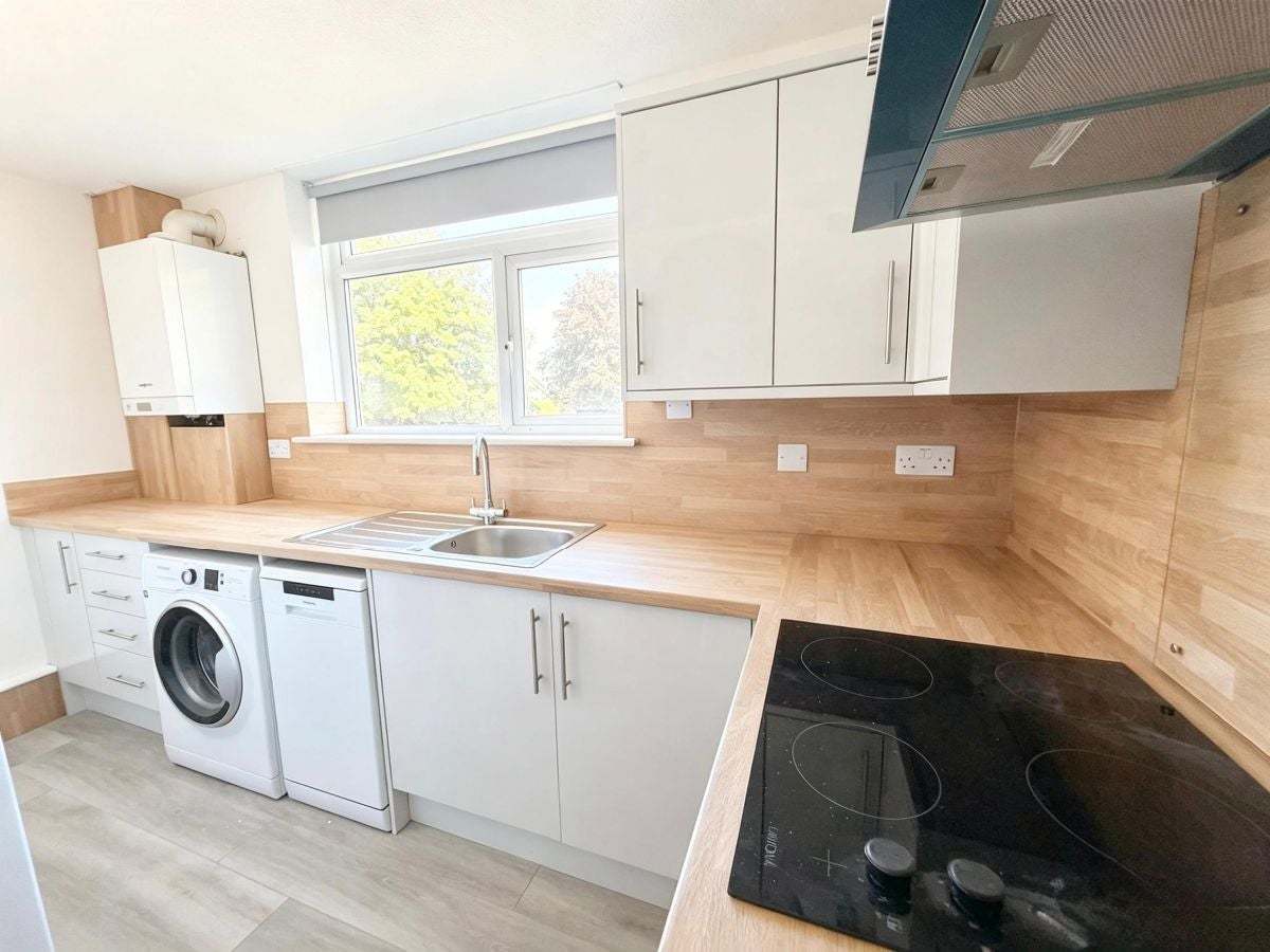 Flat Burnell Walk in Brentwood