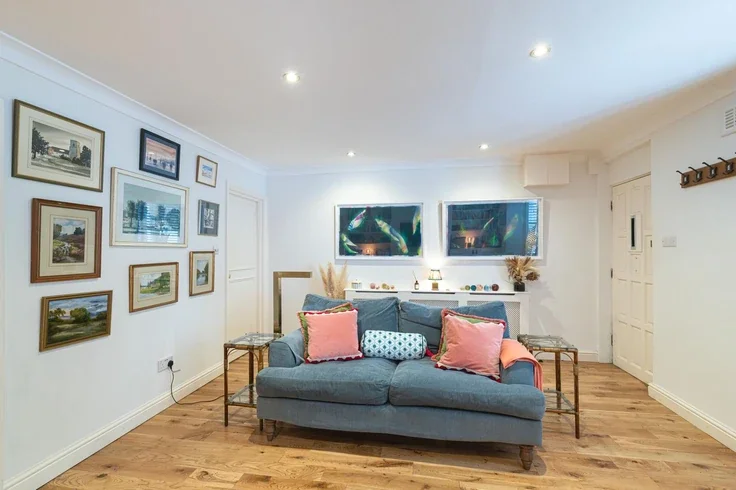 Flat Coningham Road in Greater London