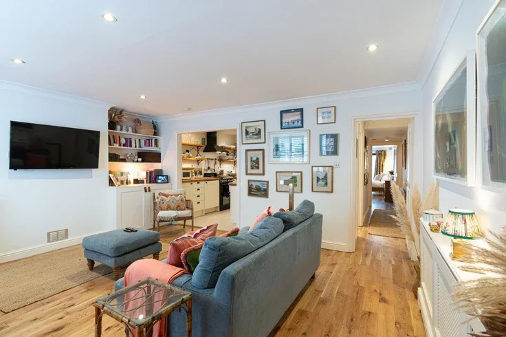Flat Coningham Road in Greater London