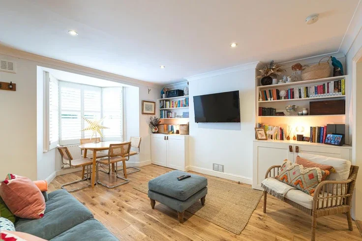 Flat Coningham Road in Greater London
