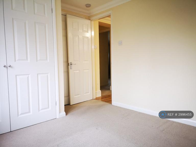 Flat Sun Ray Estate in Sandhurst