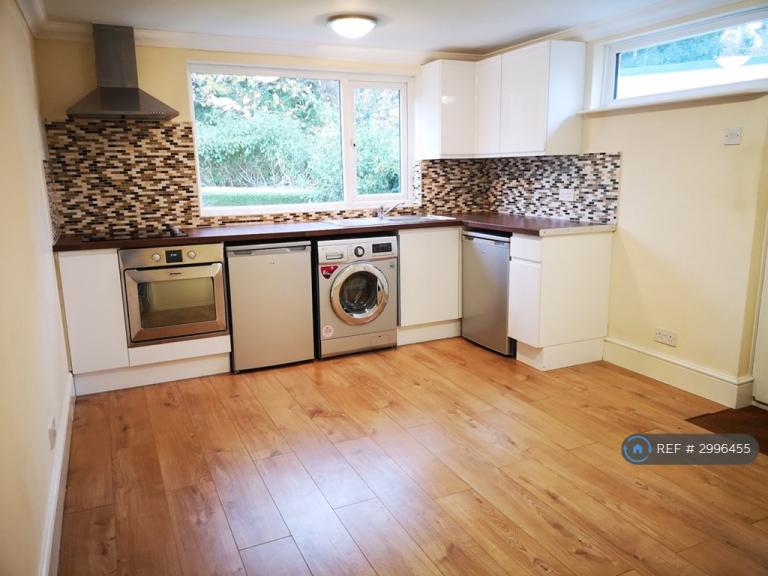 Flat Sun Ray Estate in Sandhurst