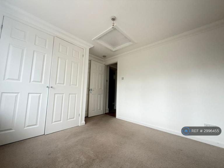 Flat Sun Ray Estate in Sandhurst