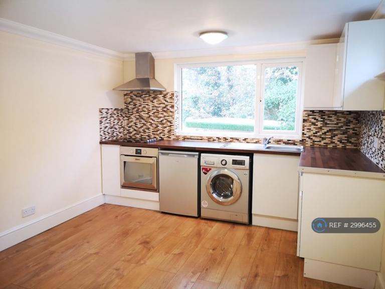 Flat Sun Ray Estate in Sandhurst
