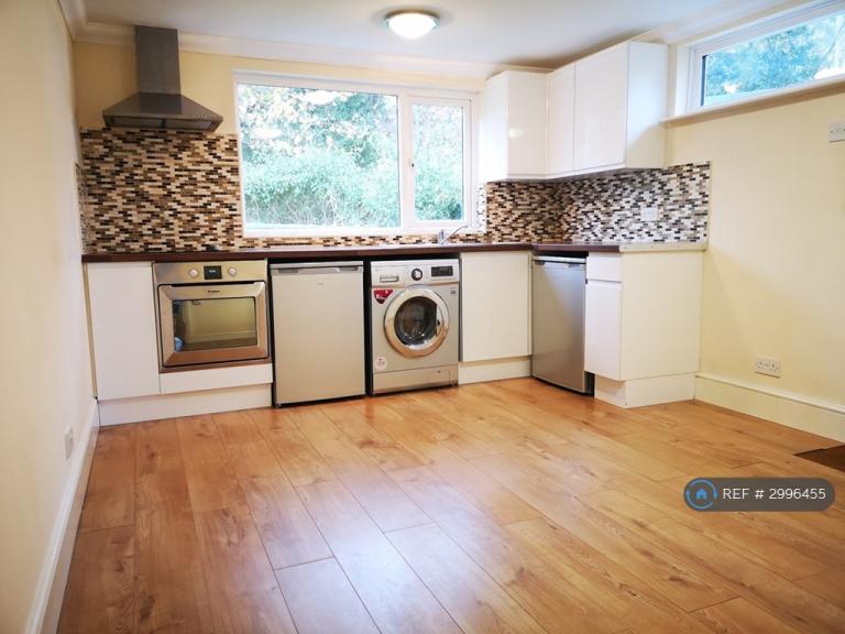 Flat Sun Ray Estate in Sandhurst