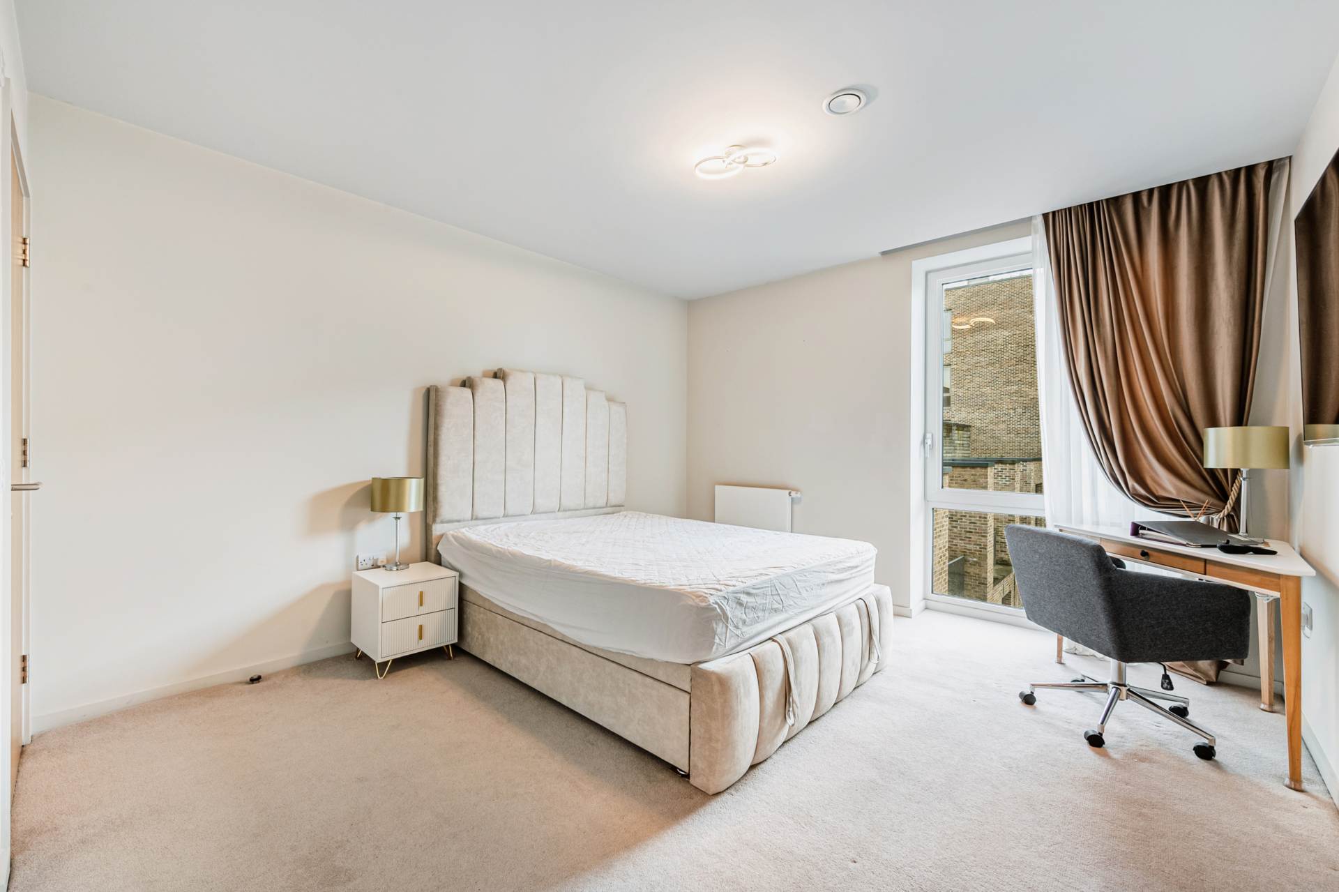 Flat Bramber Court in London