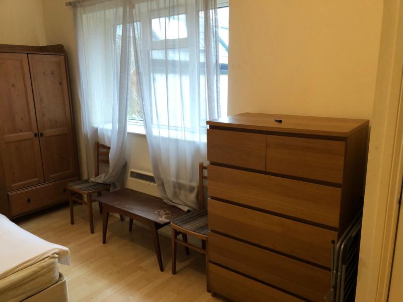 Flat Walm Lane in Greater London