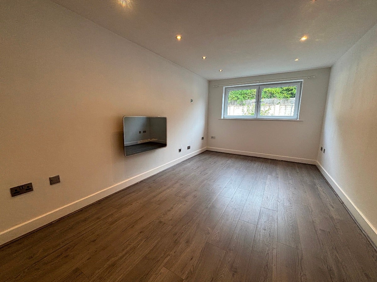 Flat Lowbridge Court in Liverpool
