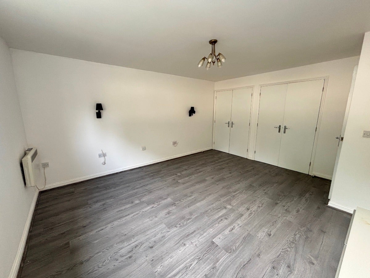 Flat Lowbridge Court in Liverpool