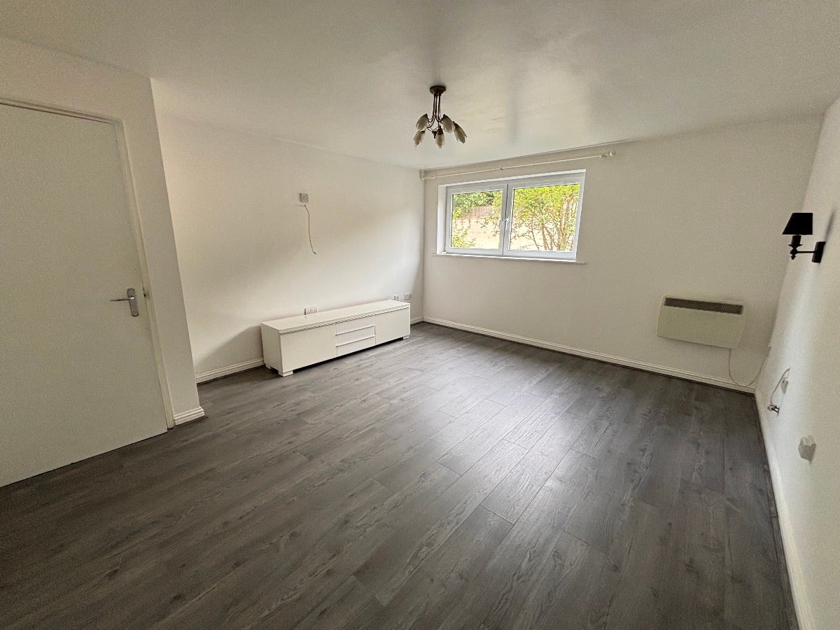Flat Lowbridge Court in Liverpool