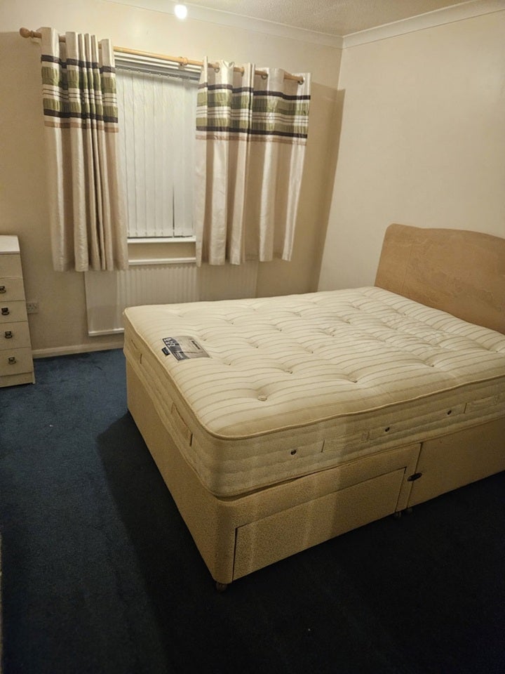 Room Pershore Road in Basingstoke and Deane