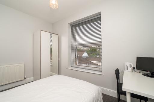 Room Bath Road in Bristol