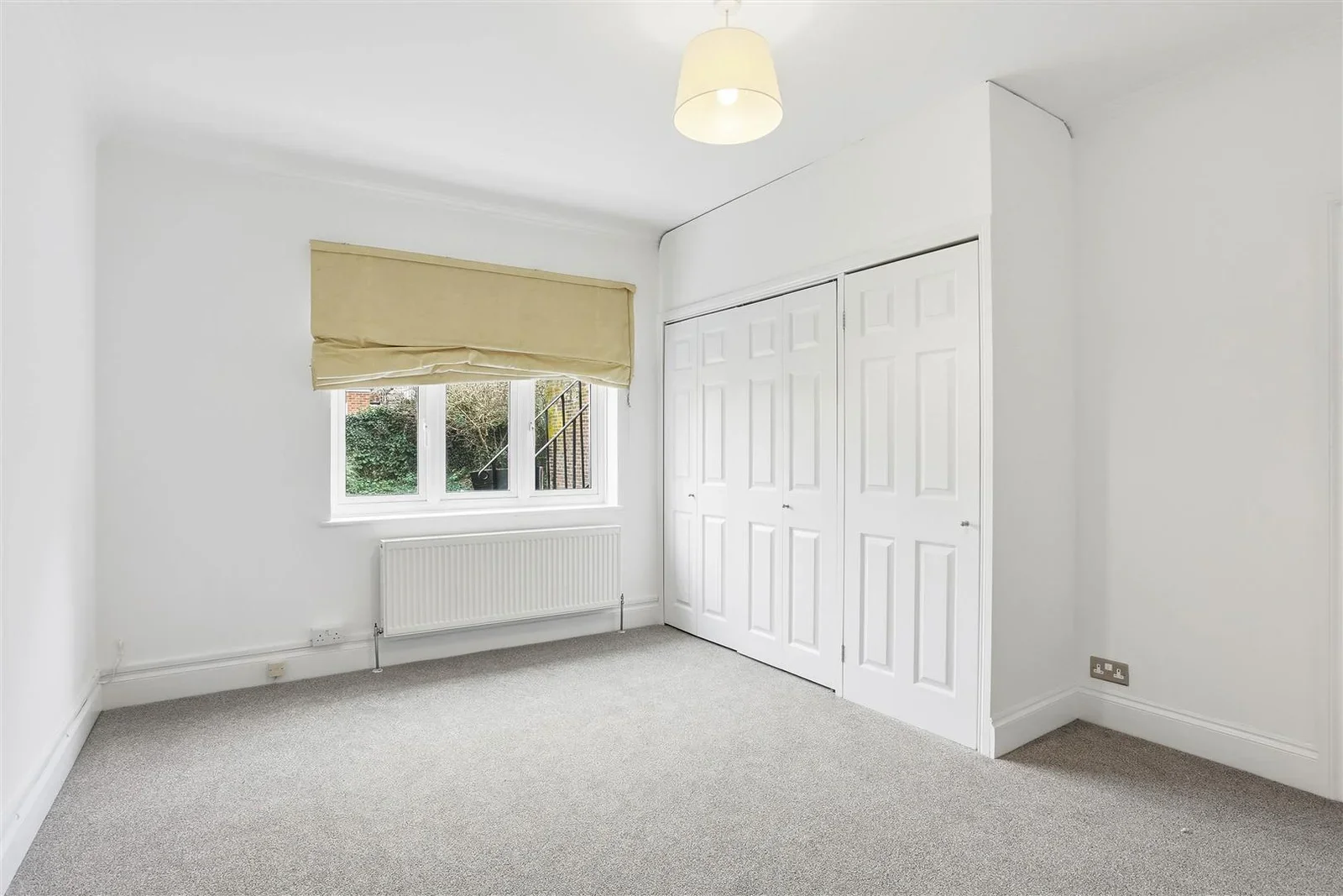 Flat Grove Avenue in Greater London