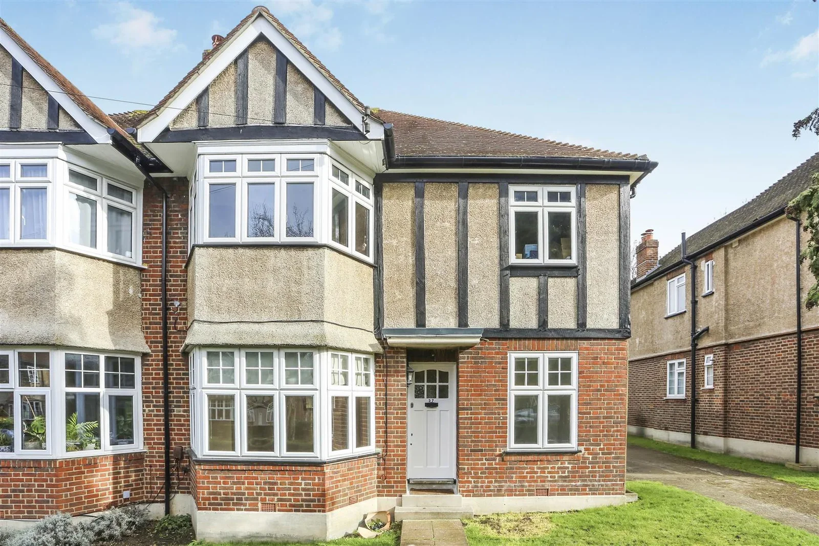 Flat Grove Avenue in Greater London
